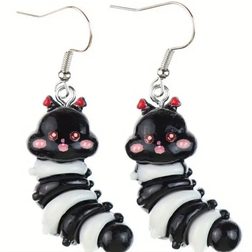 Hand crafted Black And White dangle earrings - Picture 3 of 3